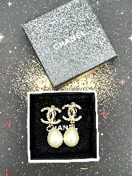 boucles d'oreilles chanel en clips logo cc en métal doré chacune avec d'une breloque perle synthétique