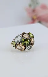 bague cocktail sertie des quartz bleus, quartz champagne et peridots or 375 millième (9 ct) 3,93g