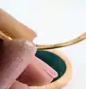 bague en 2 ors centrée d'une améthyste en cabochon épaulé de 2 petits diamants or 750 millième (18 ct) 2,08g