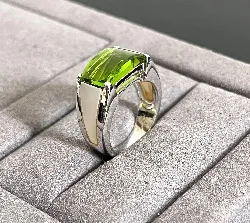 bague ornée d'une pierre synthétique verte entourée de nacre argent 925 millième (22 ct) 5,52g