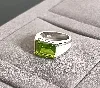 bague ornée d'une pierre synthétique verte entourée de nacre argent 925 millième (22 ct) 5,52g