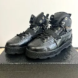 baskets / chaussures chanel en cuir noir bijouterie dorée et perles