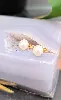 boucle d'oreilles puces chacune ornée d'une demie perle or 750 millième (18 ct) 1,31g
