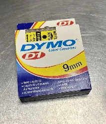 dymo d1 - ruban d'étiquettes auto - adhésives en polyester - noir sur jaune - rouleau (0,9 cm x 7 m) 1 rouleau(x) - pour labelmana