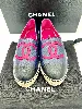 espadrilles / chaussures chanel en cuir navy logo cc couleur framboise