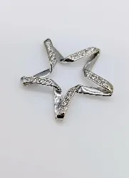 pendentif étoile orné de petits diamants d'environ 0,20ct au total or 750 millième (18 ct) 2,19g