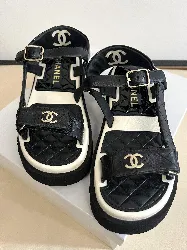 sandales chanel en cuir noir vernis