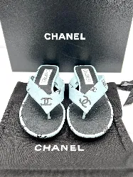 sandales / chaussures chanel en cuir bleu ciel avec logo cc t36c