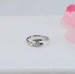 bague croisée en or blanc centrée d'un diamant solitaire d'environ 0,12ct or 750 millième (18 ct) 2,15g