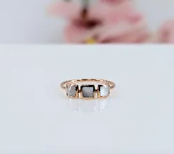 bague en or rose ornée de 3 carrés de nacre  or 750 millième (18 ct) 1,35g