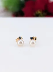 boucles d'oreilles chacune ornée d'une perle de culture surmonté d'un petit saphir or 750 millième (18 ct) 0,84g