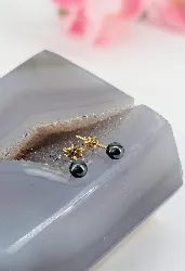 boucles d'oreilles puces chacune ornée d'une petite perle grise or 750 millième (18 ct) 0,72g