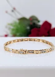 bracelet or articulé orné de 12 citrine carrée et des motifs baguette sertis de 39 diamants au total or 750 millième (18 ct) 11,09