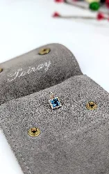 pendentif poiray lolita serti d'une topaze carrée blue london or 750 millième (18 ct) 0,54g