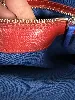 pochette furla en cuir rouge et bleu