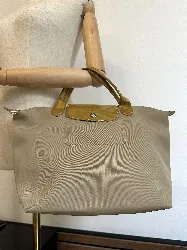 sac à main  longchamp le pliage en toile beige avec les poignées en cuir vernis taille s