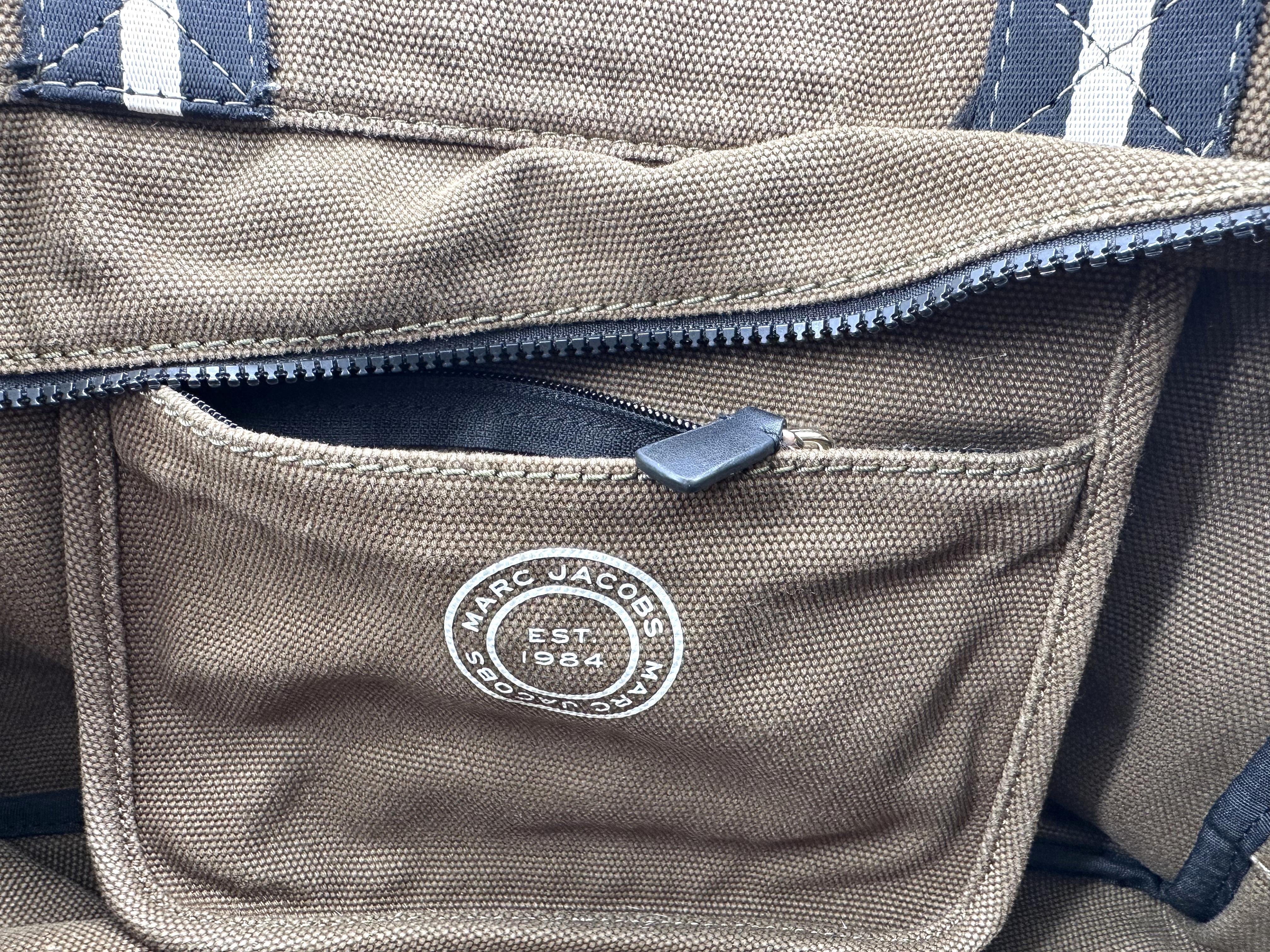 Sac Cabas Marc Jacobs en toile kaki et logo blanc 