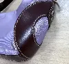 sac lancel porté épaule en toile violette et cuir marron