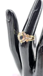 bague en 2 ors centrée d'un saphir entouré de petits diamants or 750 millième (18 ct) 4,37g