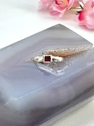 bague en argent ornée d'un grenat t45 argent 800 millième (19 ct) 1,15g