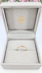 bague guerin ornée d'un diamant central d'environ 0,10ct entouré de petits diamants  or 750 millième (18 ct) 1,61g