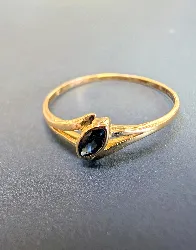 bague ornée d'un saphir forme navette or 750 millième (18 ct) 0,90g