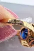 bague ornée d'un saphir synthétique (légères égrisures) or 750 millième (18 ct) 5,09g