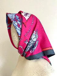 carré 90 / foulard hermès "carrousel" en soie couleur rose et gris 88 x 88 cm