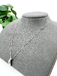 collier argent avec pendentif v orné d'oxydes l41cm argent 925 millième (22 ct) 4,15g