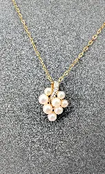 collier avec pendentif en 2 ors orné de perles de culture en forme de grappe de raisins et d'un petit diamant  or 750 millième (18