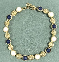collier signé monet doré avec pierre bleu et blanche