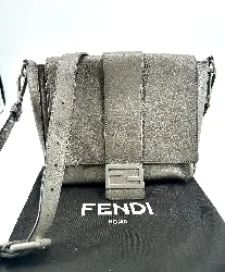 sac fendi baguette messenger en cuir gris avec bandoulière