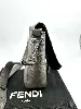 sac fendi baguette messenger en cuir gris avec bandoulière