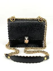 sac fendi kan i en cuir lisse noir avec chaîne dorée, fermoir géométrique signature et les finitions ondulées, porté épaule/bandou