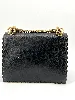 sac fendi kan i en cuir lisse noir avec chaîne dorée, fermoir géométrique signature et les finitions ondulées, porté épaule/bandou