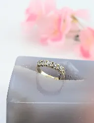 bague demie-alliance motifs fleurs ornée de petits diamants or 750 millième (18 ct) 2,72g