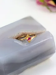 bague ornée d'un rubis épaulé de 2 petits diamants or 750 millième (18 ct) 1,73g