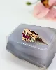 bague tank sertie un diamants d'environ 0,10ct et une ligne de ornée de rubis synthétiques taille baguettes or 750 millième (18 ct