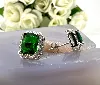 boucles d'oreilles chacune centrée d'une pierre verte carrée entouré d'oxydes 1 x 1,2 cm argent autre 3,75g