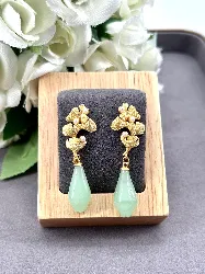 boucles d'oreilles en motif kingo doré avec pendentif en pierre verte