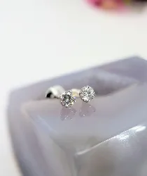 boucles d'oreilles puces chacune ornée d'un diamant d'environ 0,50ct or 750 millième (18 ct) 2,04g