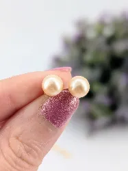 boucles d'oreilles puces chacune ornée d'une perle de culture beige or 750 millième (18 ct) 1,27g