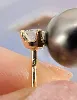 boucles d'oreilles puces chacune ornée d'une perle de tahiti de 9mm surmontée d'un diamant d'environ 0,15ct or 750 millième (18 ct