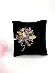 broche bouquet de fleur en métal doré ornée des strass colorés