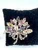 broche bouquet de fleur en métal doré ornée des strass colorés