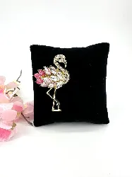 broche flamant rose en métal doré ornée des strass blancs et roses dégradés