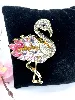 broche flamant rose en métal doré ornée des strass blancs et roses dégradés