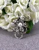 broche fleur en métal argenté ornée des strass centrée d'une perle synthétique