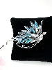 broche papillon en métal argenté ornée des strass blancs et bleus dégradés