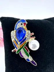 broche pérroquet en métal doré et émaillé ornée des strass blancs et bleus